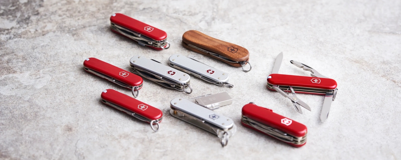 https://media.victorinox.com/transform/3394ae99-399a-430f-a166-d1acb32666f2/SAK_Small_PocketKnives-jpg?io=transform%3Afill%2Cwidth%3A1296%2Cheight%3A518&focuspoint=0.5%2C0.52&quality=100