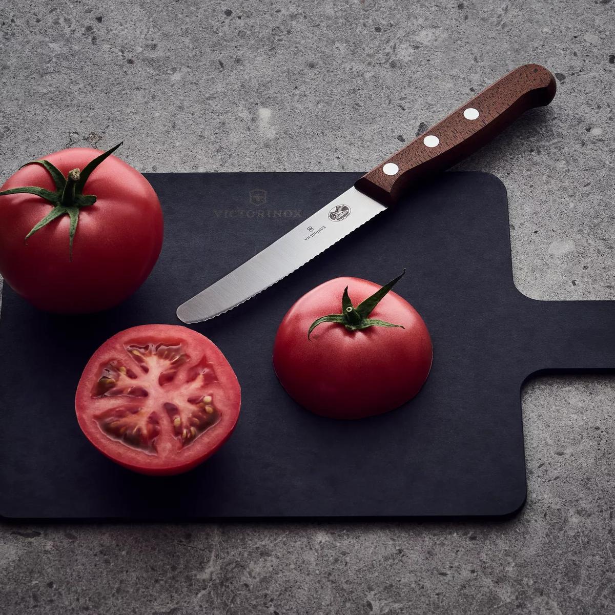 El cuchillo para tomate y de mesa