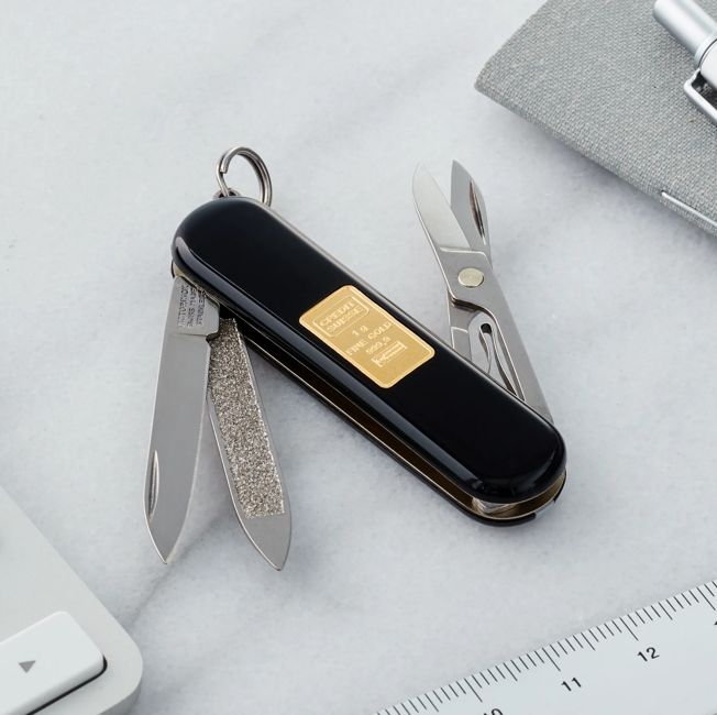 Victorinox Classic with Gold Ingot 1 Gr in black 0.6203.87